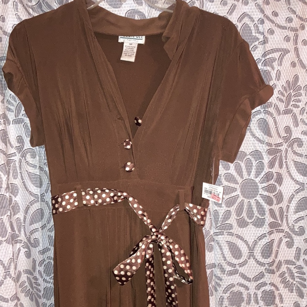 Short sleeved Brown dress with faux satin white polka dot belt. - Picture 5 of 7